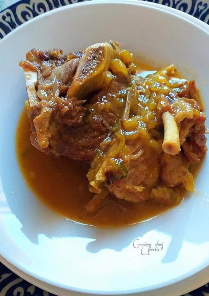 Una foto de Guiso de cordero en salsa de cebollas blancas y especias