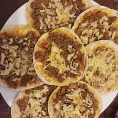 Una foto de Mini pizzas en la sartén🍕