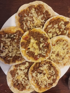 Una foto de Mini pizzas en la sartén🍕