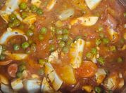 Una foto de guisado de patatas con chuleta