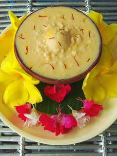 A picture of Rasgulla in Rabri.