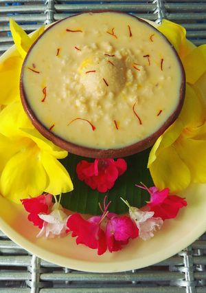 A picture of Rasgulla in Rabri.