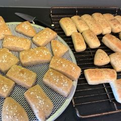 A picture of White and whole grains buns.