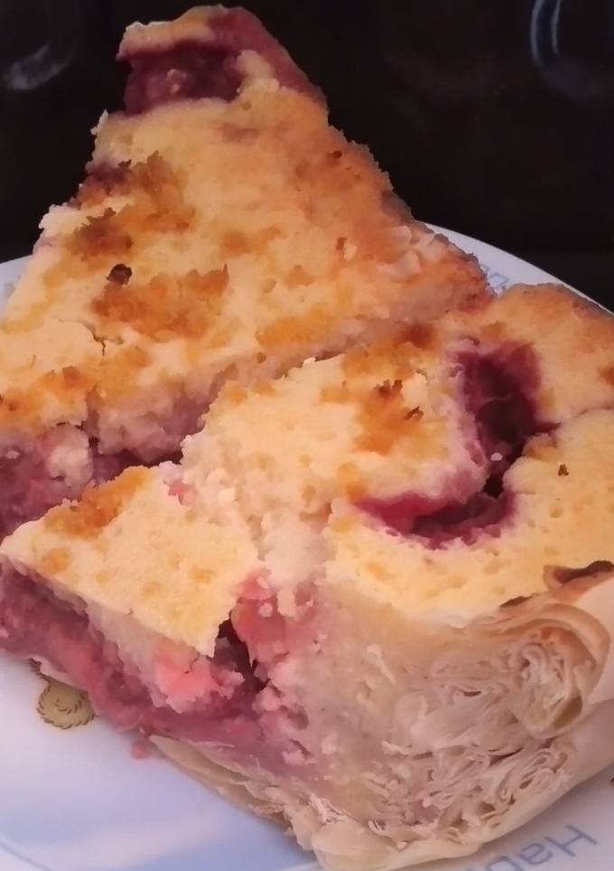 Заливной пирог с клубникой
