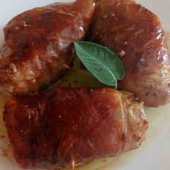 A picture of Involtini di vitello, scamorza e prosciutto - veal rolls.