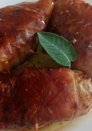 A picture of Involtini di vitello, scamorza e prosciutto - veal rolls.