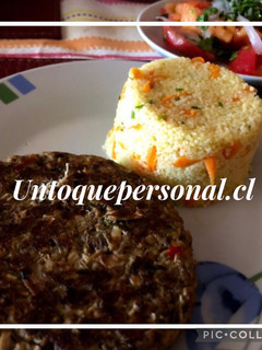 Una foto de Arroz de coliflor con croquetas de atún
