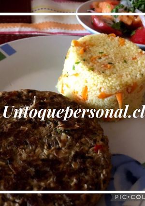 Una foto de Arroz de coliflor con croquetas de atún