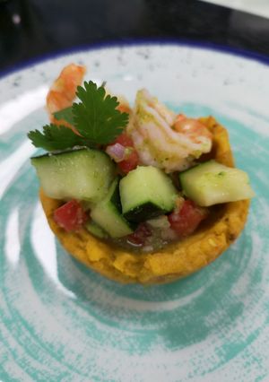 Una foto de Aguachile en cuencos de plátano