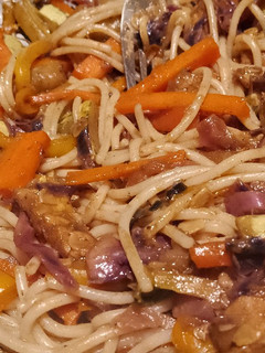 Una foto de Chow mein de cerdo