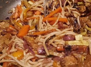 Una foto de Chow mein de cerdo