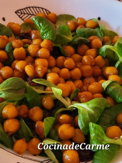 Una foto de Garbanzos con soja, miel y jengibre en ensalada