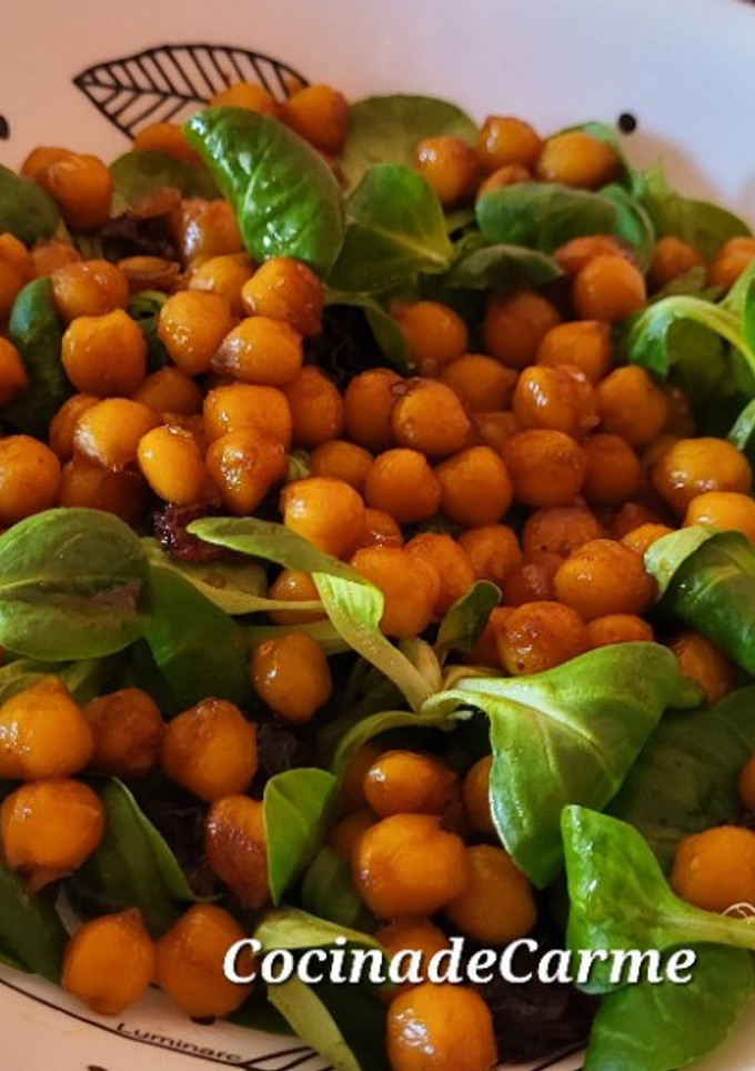 Una foto de Garbanzos con soja, miel y jengibre en ensalada