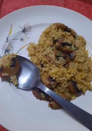 Una foto de Arroz con azafrán y hongos (tipo risotto)