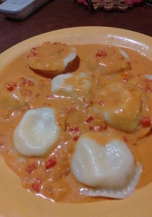 Una foto de Sorrentinos caseros mediterraneos con salsa rosa