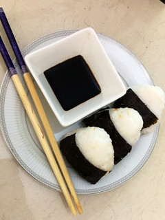 Una foto de Onigiri de atún express 🍙 (fácil y rápido)
