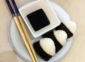 Una foto de Onigiri de atún express 🍙 (fácil y rápido)