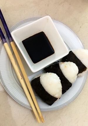 Una foto de Onigiri de atún express 🍙 (fácil y rápido)