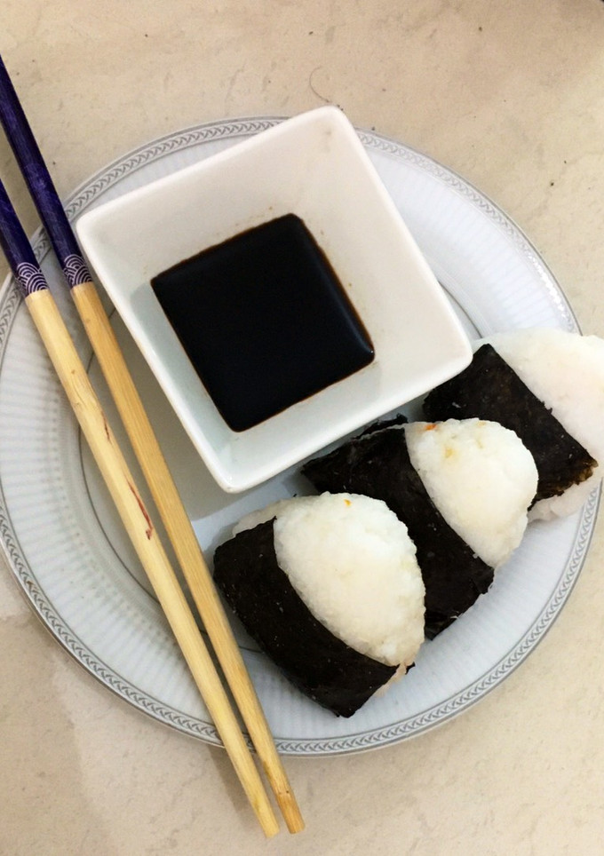 Una foto de Onigiri de atún express 🍙 (fácil y rápido)