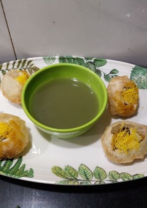 A picture of White matar pani puri.