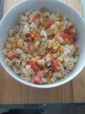 Ensalada de pasta con huevo cocido