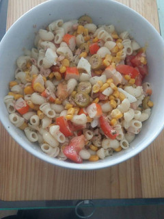 Una foto de Ensalada de pasta con huevo cocido