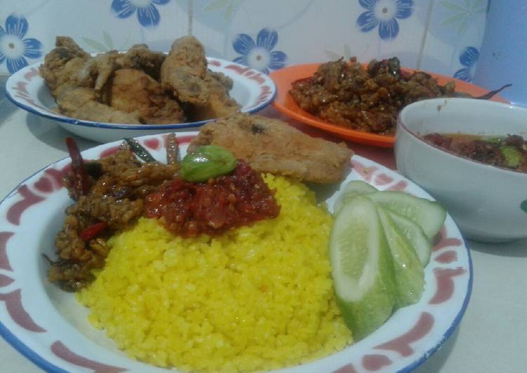 Nasi kuning dari sisa nasi semalam