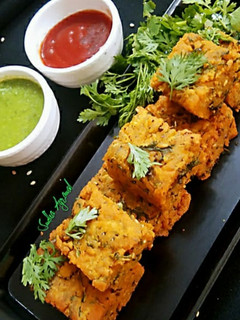 कोथिम्बीर वड़ी (Kothimbir Vadi recipe in Hindi) रेसिपी मुख्य फोटो