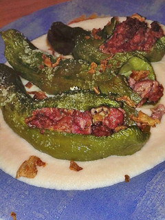 Una foto de Italianos rellenos de ternera perfumada de mostaza, con parmentier al pomodoro y crujiente de cebolla