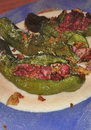 Una foto de Italianos rellenos de ternera perfumada de mostaza, con parmentier al pomodoro y crujiente de cebolla