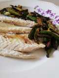 Spigola in cartoccio con contorno di zucchine in agrodolce