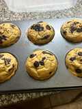 Muffins de banana, crema de maní y chocolate