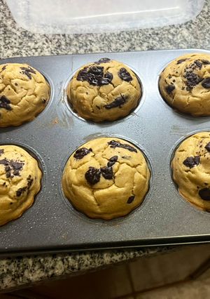 Una foto de Muffins de banana, crema de maní y chocolate
