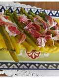 Espárragos sobre puré de patatas con queso -aligot-