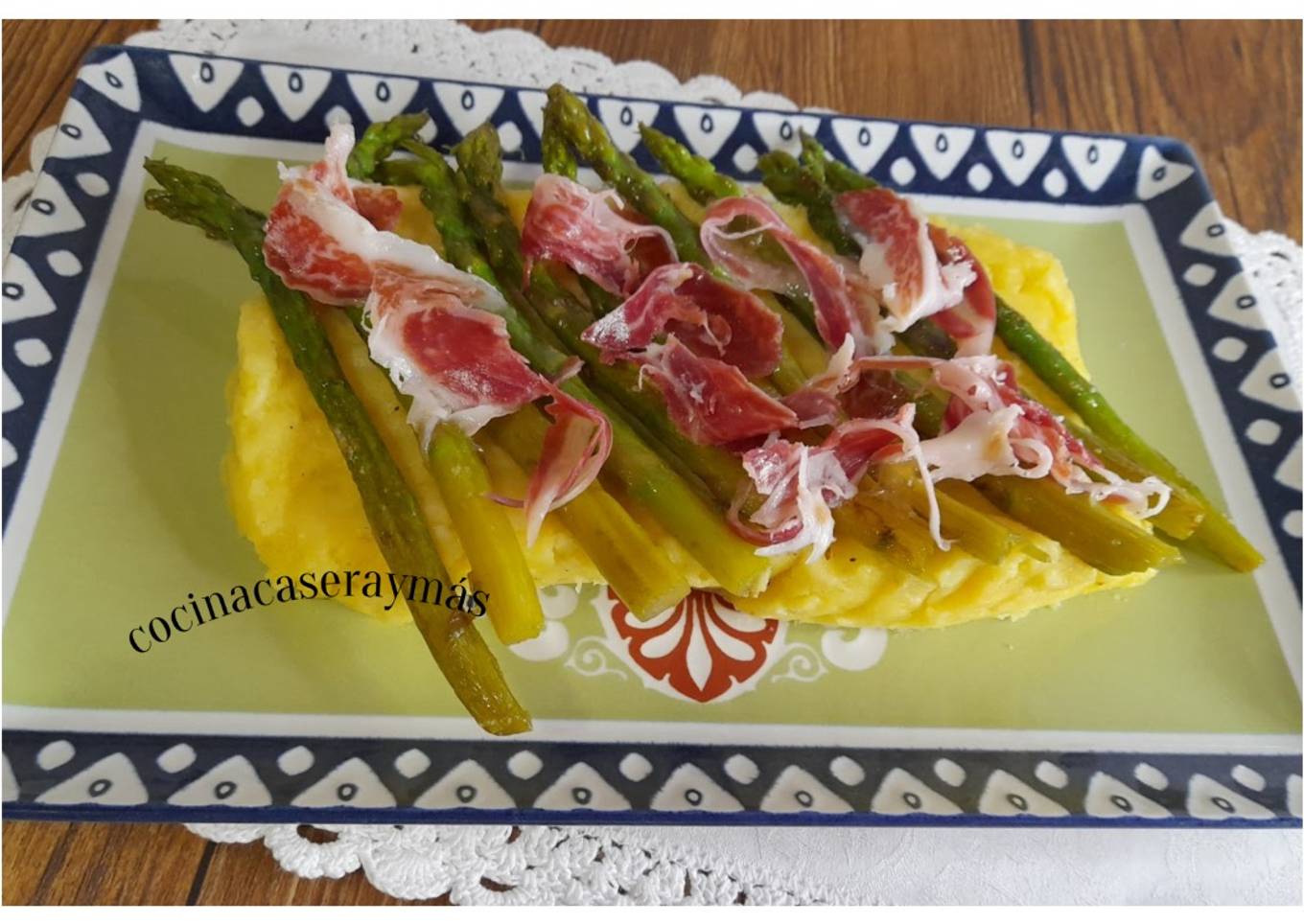 Espárragos sobre puré de patatas con queso -aligot-