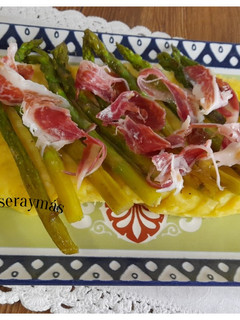 Una foto de Espárragos sobre puré de patatas con queso -aligot-