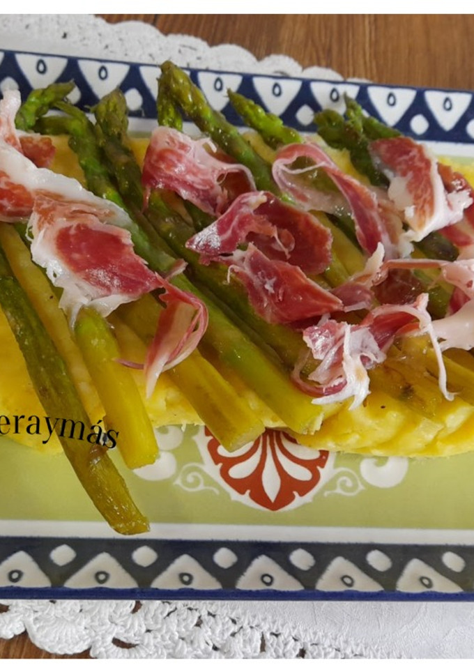 Una foto de Espárragos sobre puré de patatas con queso -aligot-