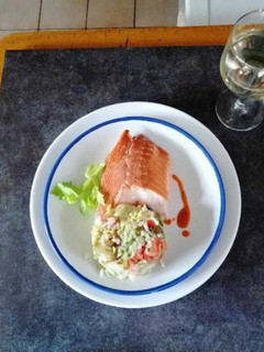 Una foto de Entrada de salmón ahumado en frío y ensalada de arroz