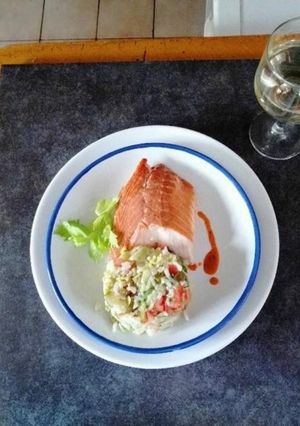 Una foto de Entrada de salmón ahumado en frío y ensalada de arroz