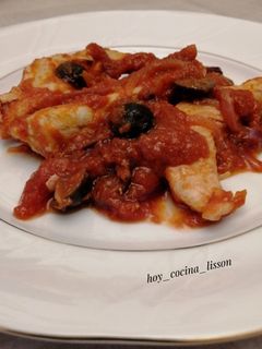 Una foto de Pollo picante con tomate