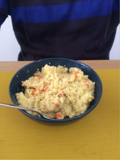 Una foto de Cus cus de pollo al curry con coco