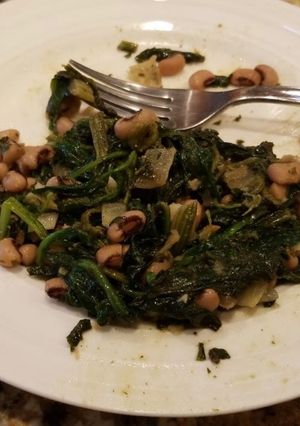 صورة لوصفة مقلى السبانخ وحبوب اللوبيا