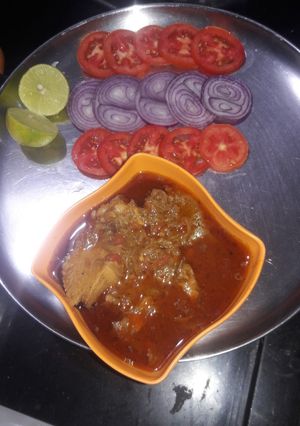 चिकन करी (chicken curry recipe in marathi) रेसिपी चे मुख्य फोटो 