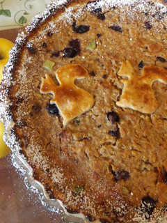Una foto de Tarta de galletas navideñas, manzanas, nueces y almendras