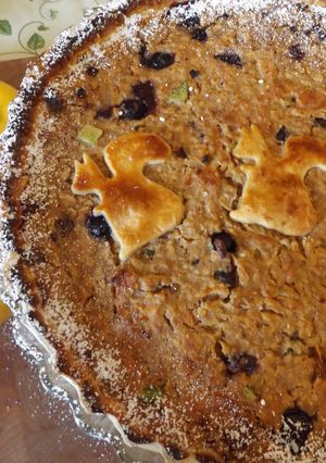 Una foto de Tarta de galletas navideñas, manzanas, nueces y almendras