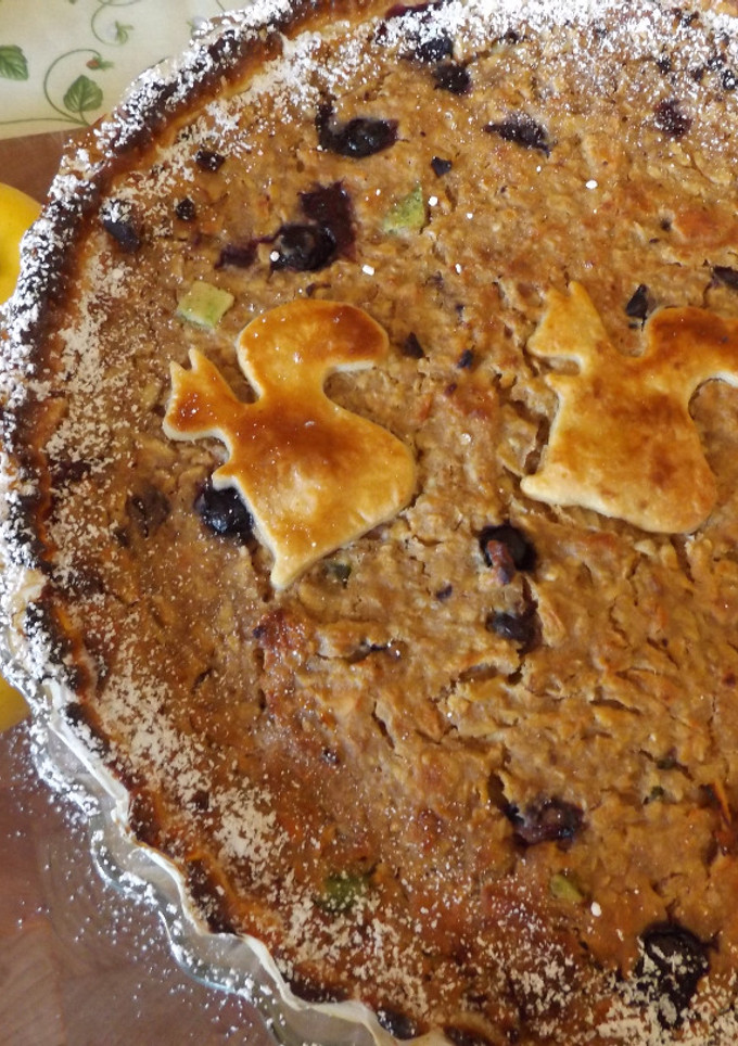 Una foto de Tarta de galletas navideñas, manzanas, nueces y almendras