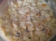 Una foto de ensalada de manzana con crema