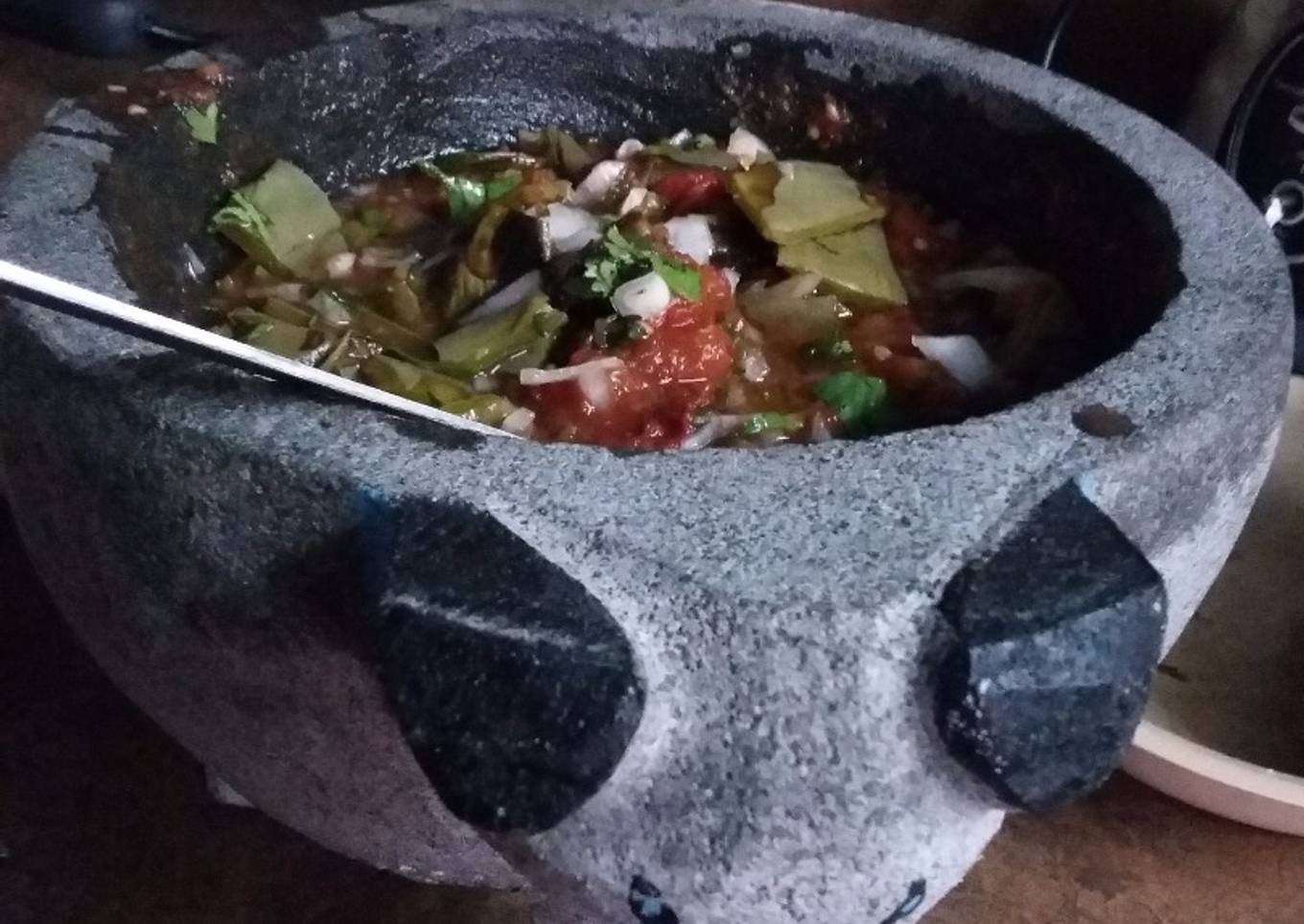 Salsa de molcajete con nopales