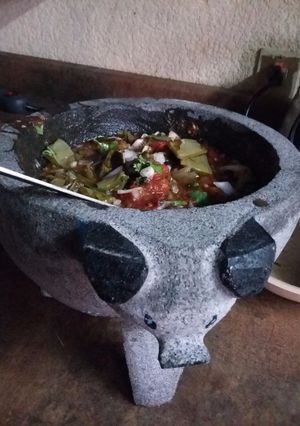 Una foto de Salsa de molcajete con nopales