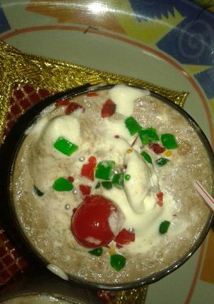 A picture of Oreo Cookies Milk Shake with IceCream.
